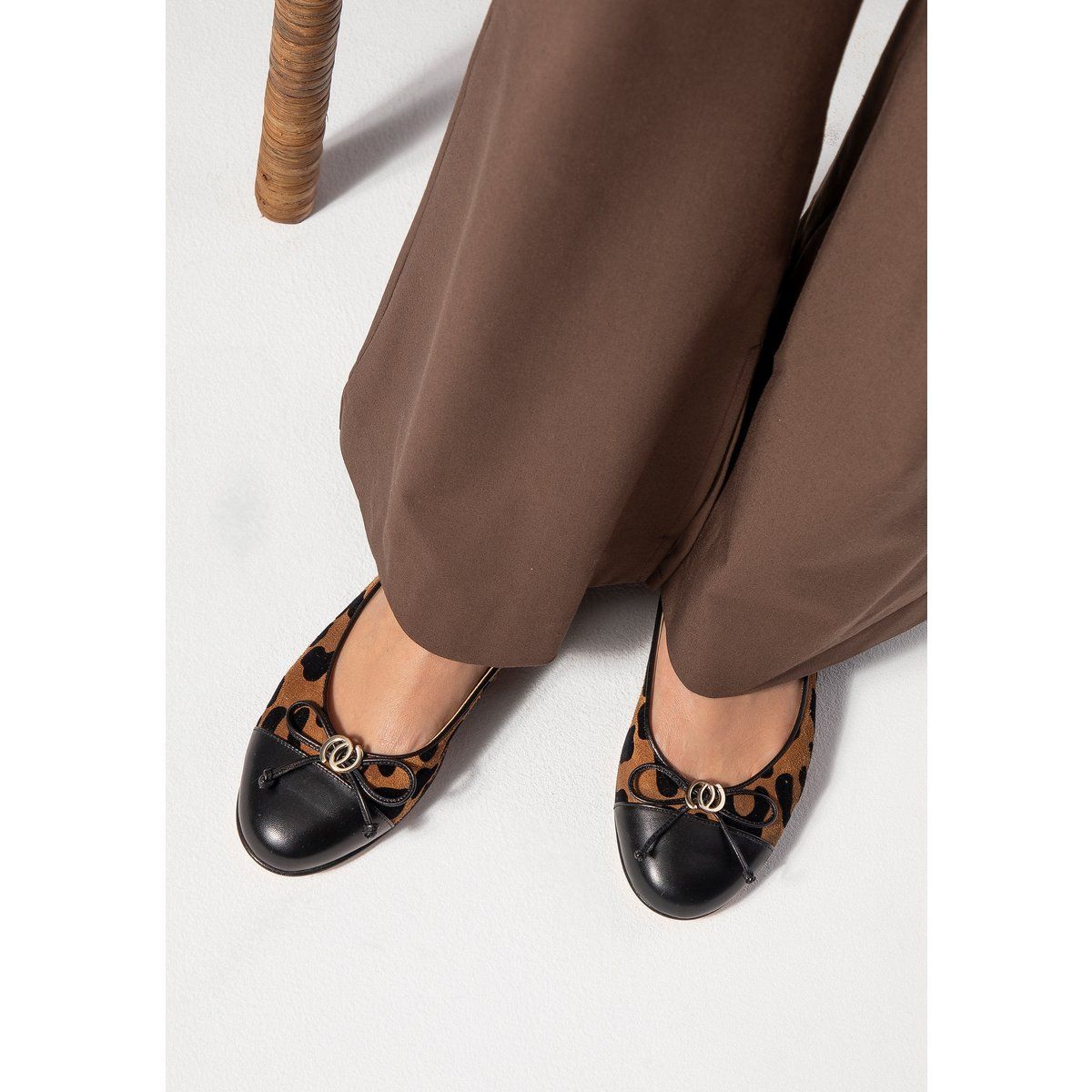 Ballerinas mit Leopardenmuster und Lederkappe