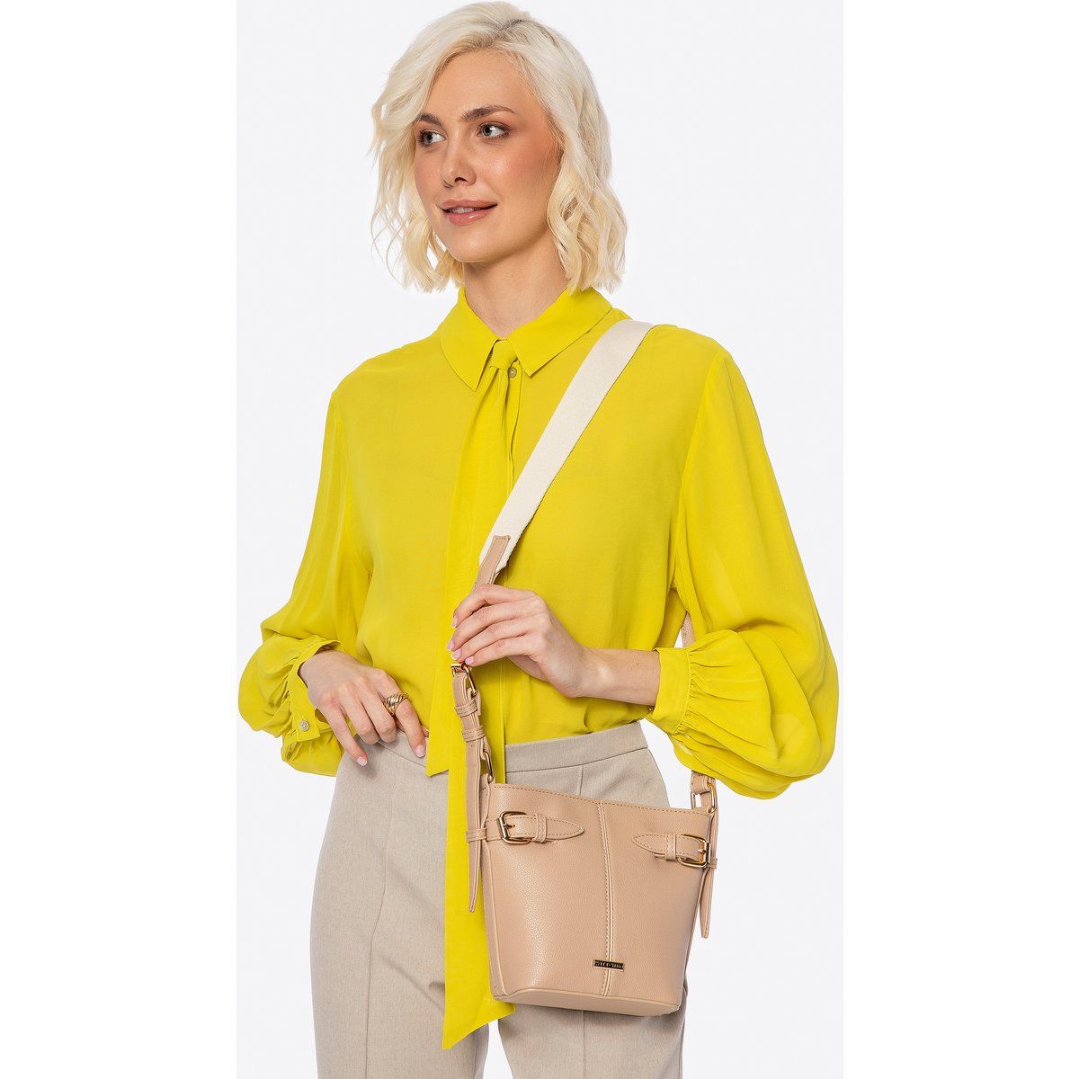 Beuteltasche aus Kunstleder mit Riemendetails