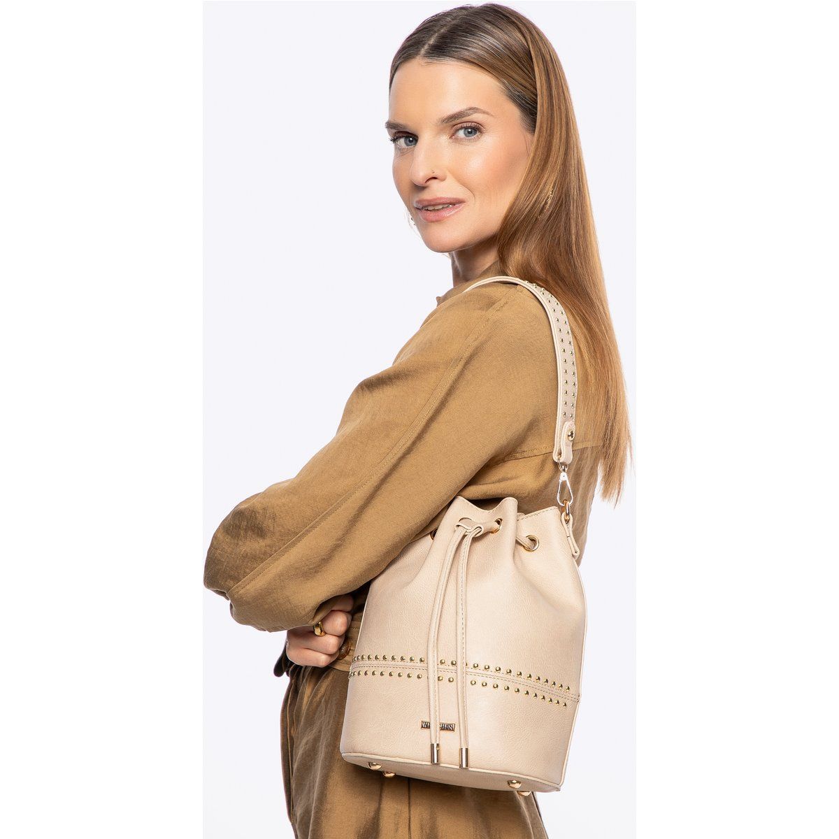 Beuteltasche aus Kunstleder mit Nieten