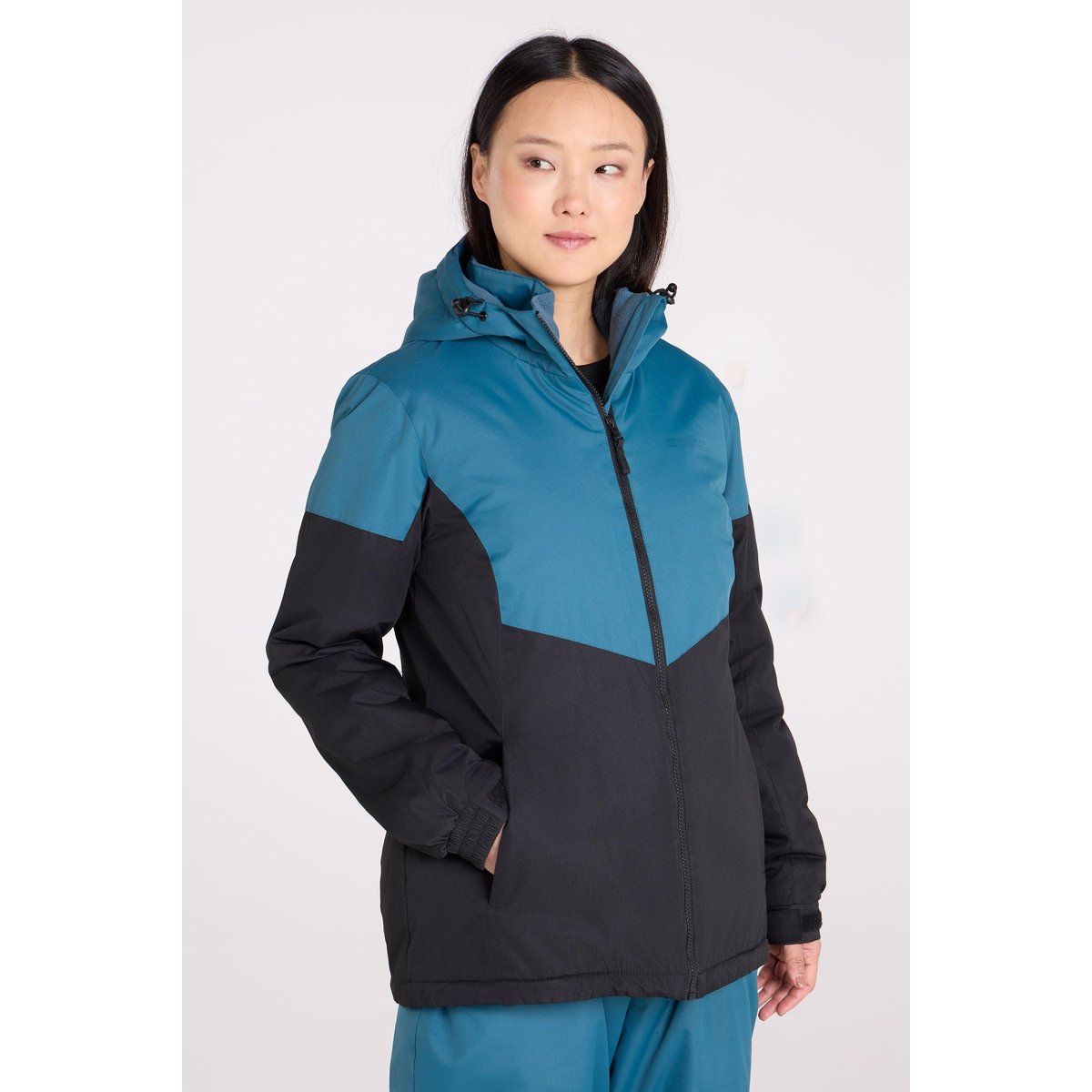 Isolierte Skijacke im Blockfarben-Design