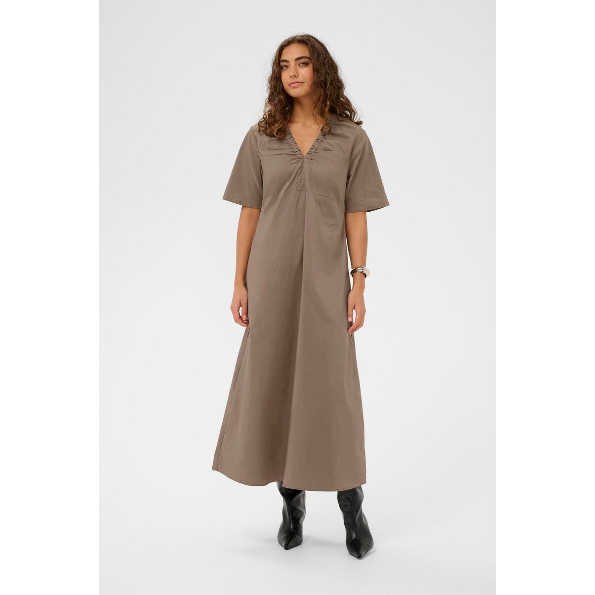 Minimalistisches Maxikleid mit V-Ausschnitt