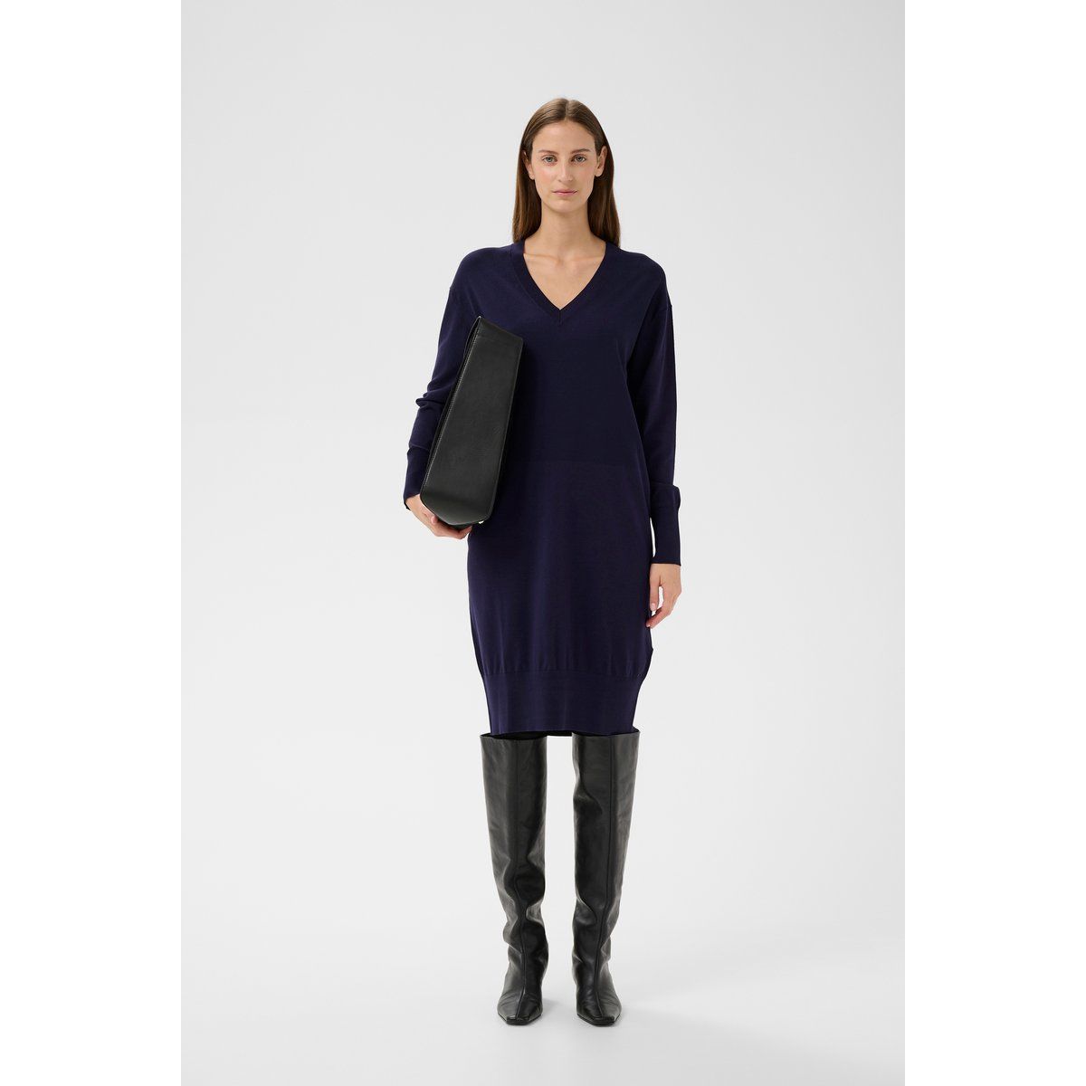 Strickkleid mit V-Ausschnitt und geradem Schnitt