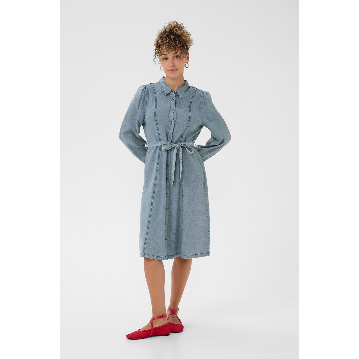 Feminines Denim-Hemdblusenkleid mit Gürtel