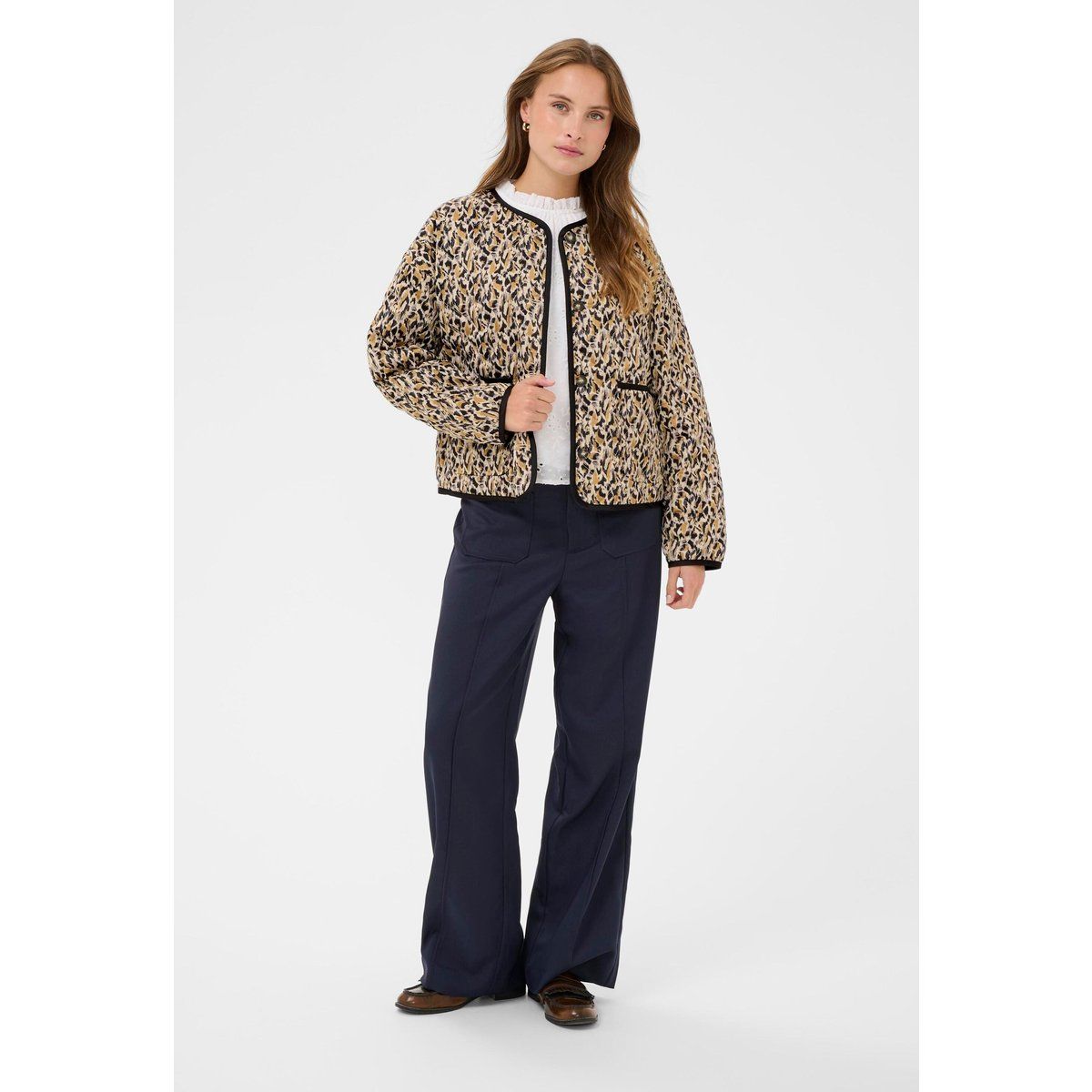 Auffällige Steppjacke mit Leopardenmuster