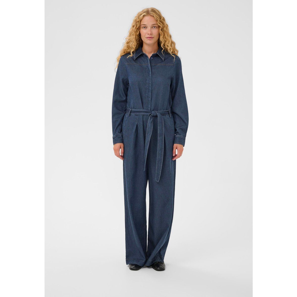 Langärmliger Denim-Jumpsuit mit Gürtel