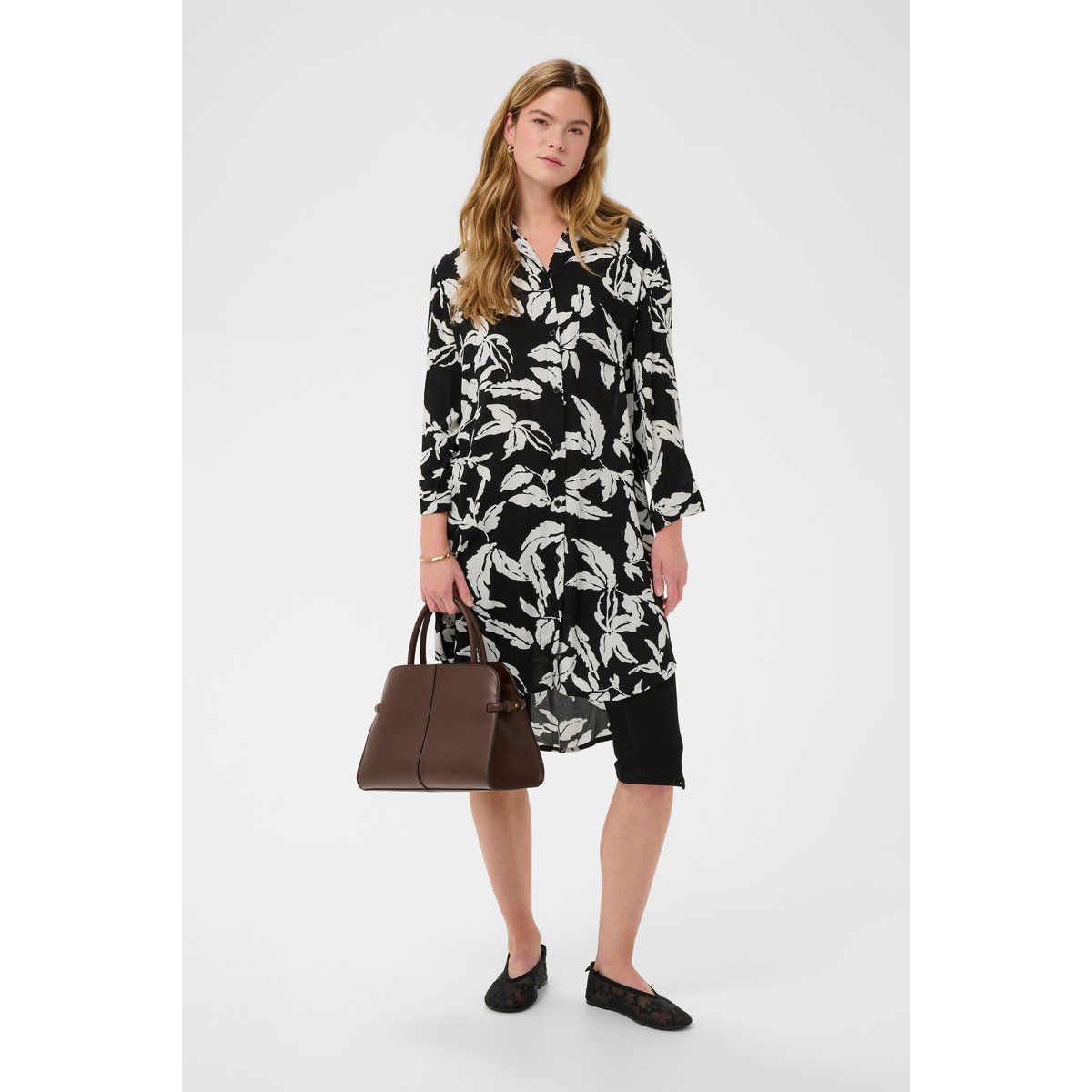 Locker geschnittenes Hemdkleid mit Blattmuster