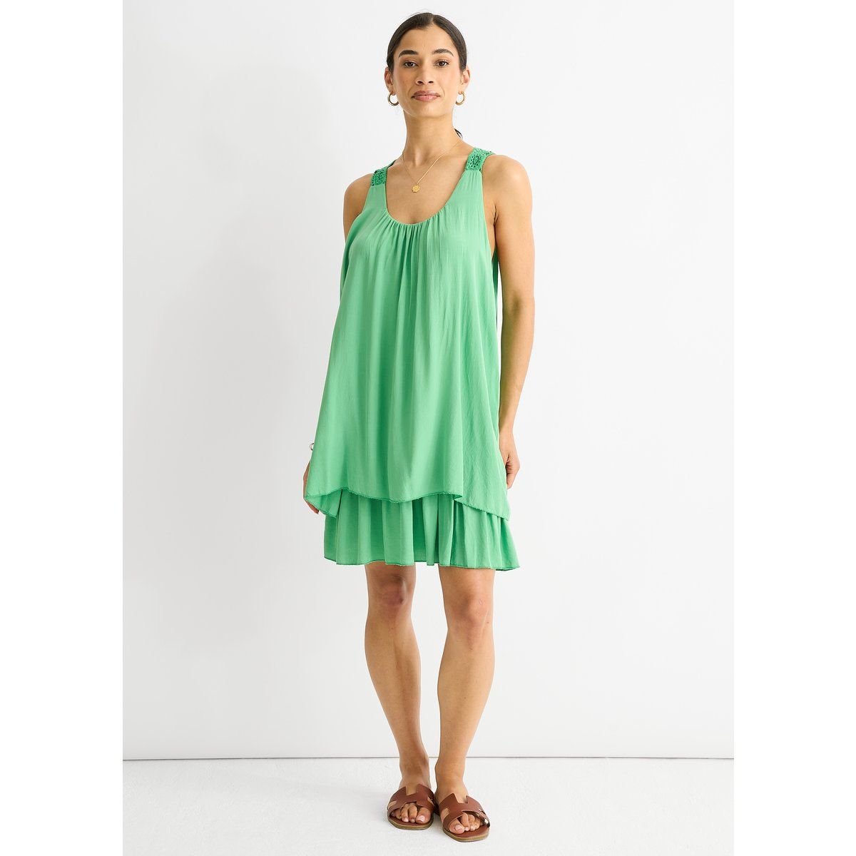 Doppellagiges Minikleid mit Häkeleinsätzen