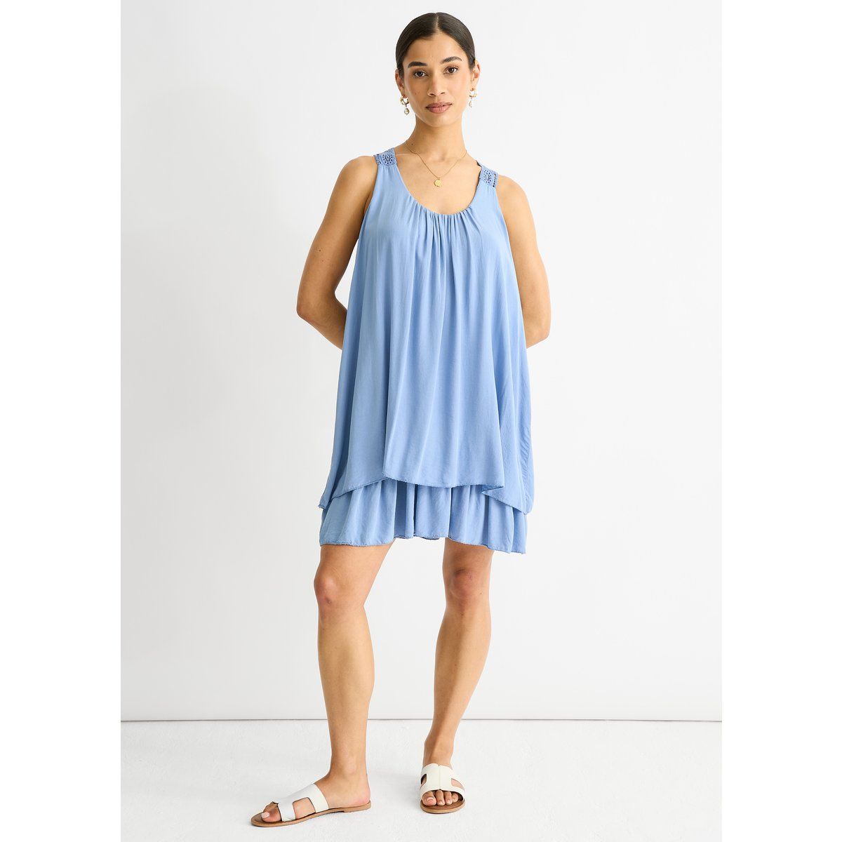 Doppellagiges Minikleid mit Häkeldetails
