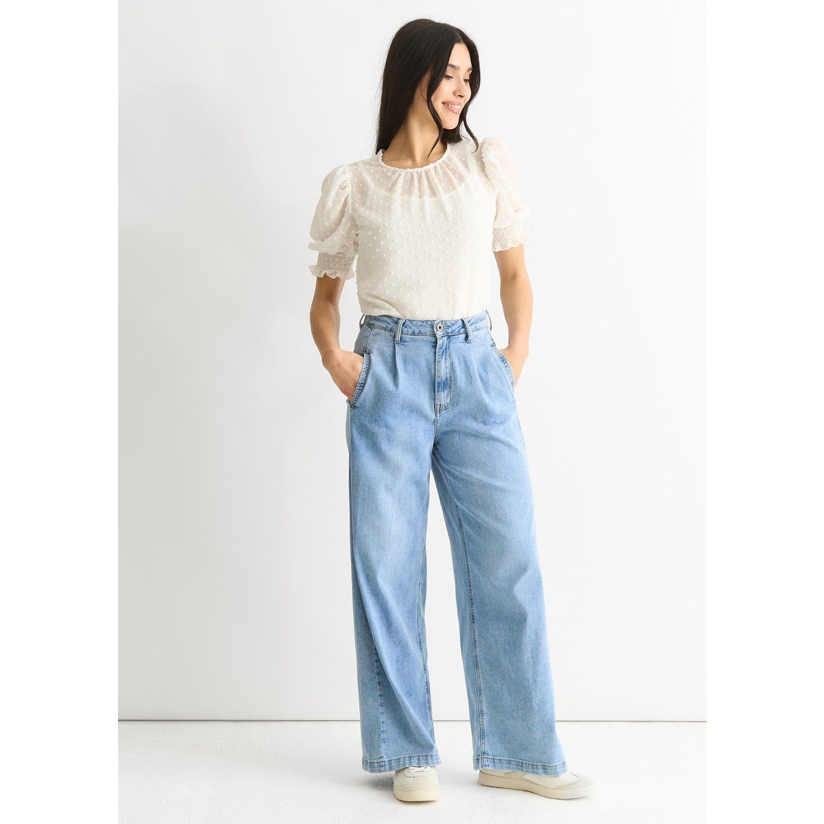 Hoch geschnittene Jeans mit weitem Bein