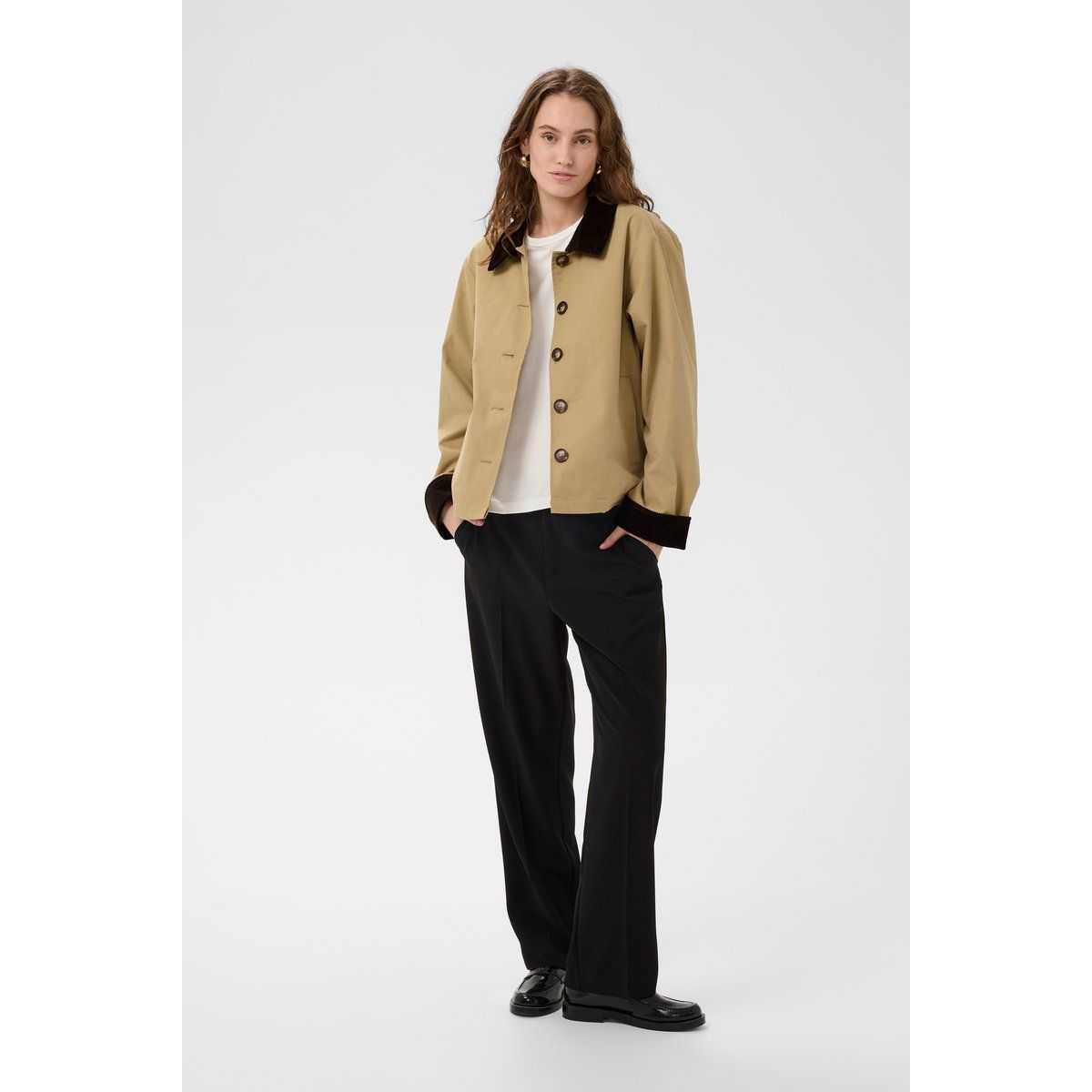 Minimalistische Boxy-Jacke mit Kontrastkragen