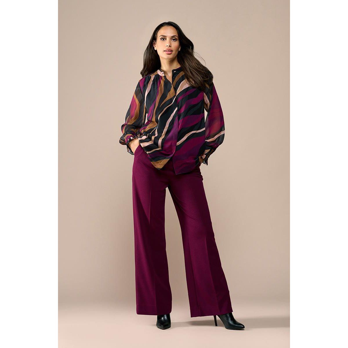 Bluse mit abstraktem Print und Rüschen