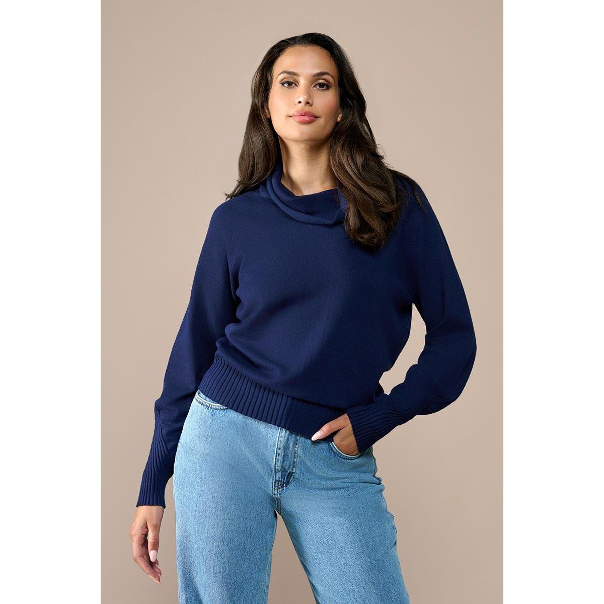 Weicher Pullover mit Wasserfallausschnitt