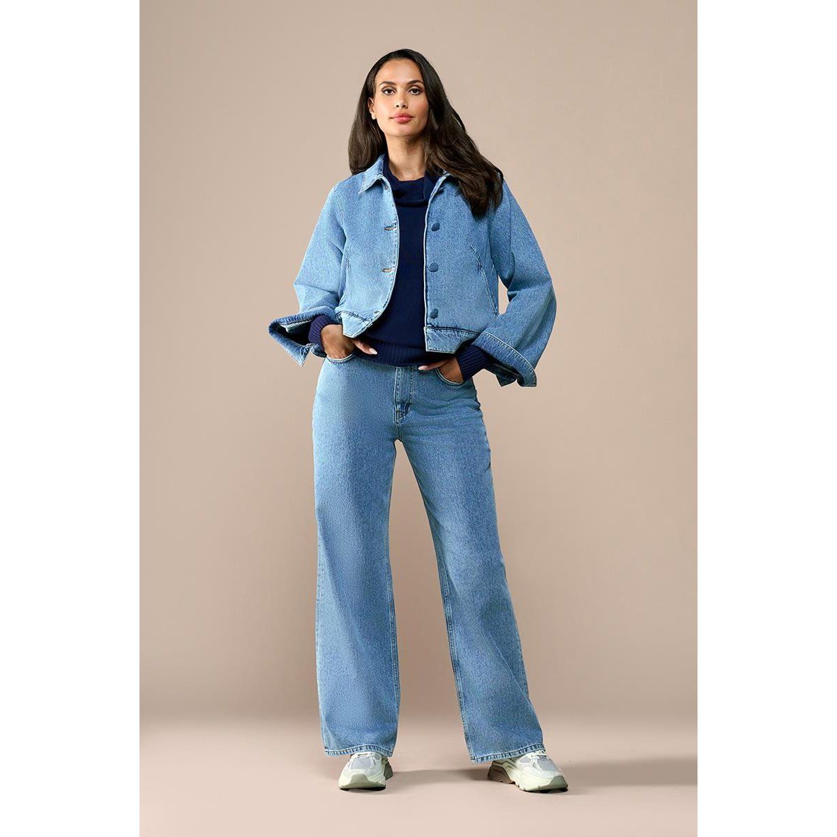 Kurze Jeansjacke mit ausgestellten Ärmeln