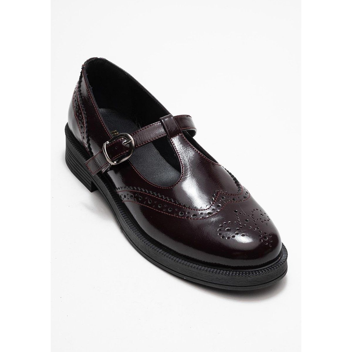 Leder-Halbschuhe mit T-Riemen und Lochmuster