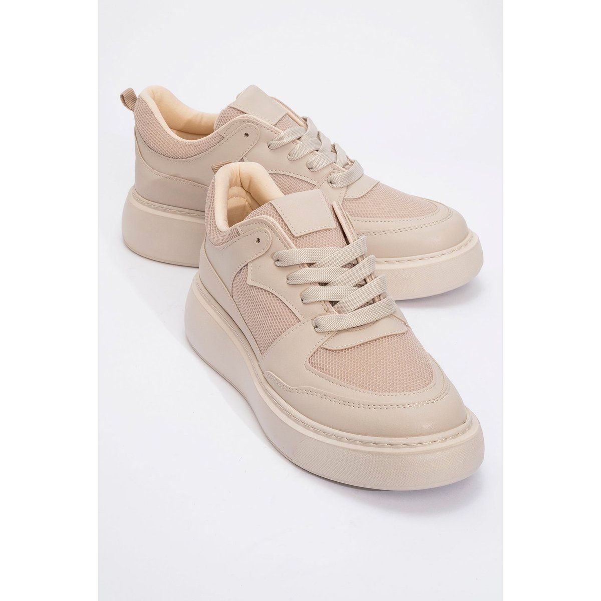 Klobige Plateau-Sneaker mit Mesh-Einsätzen