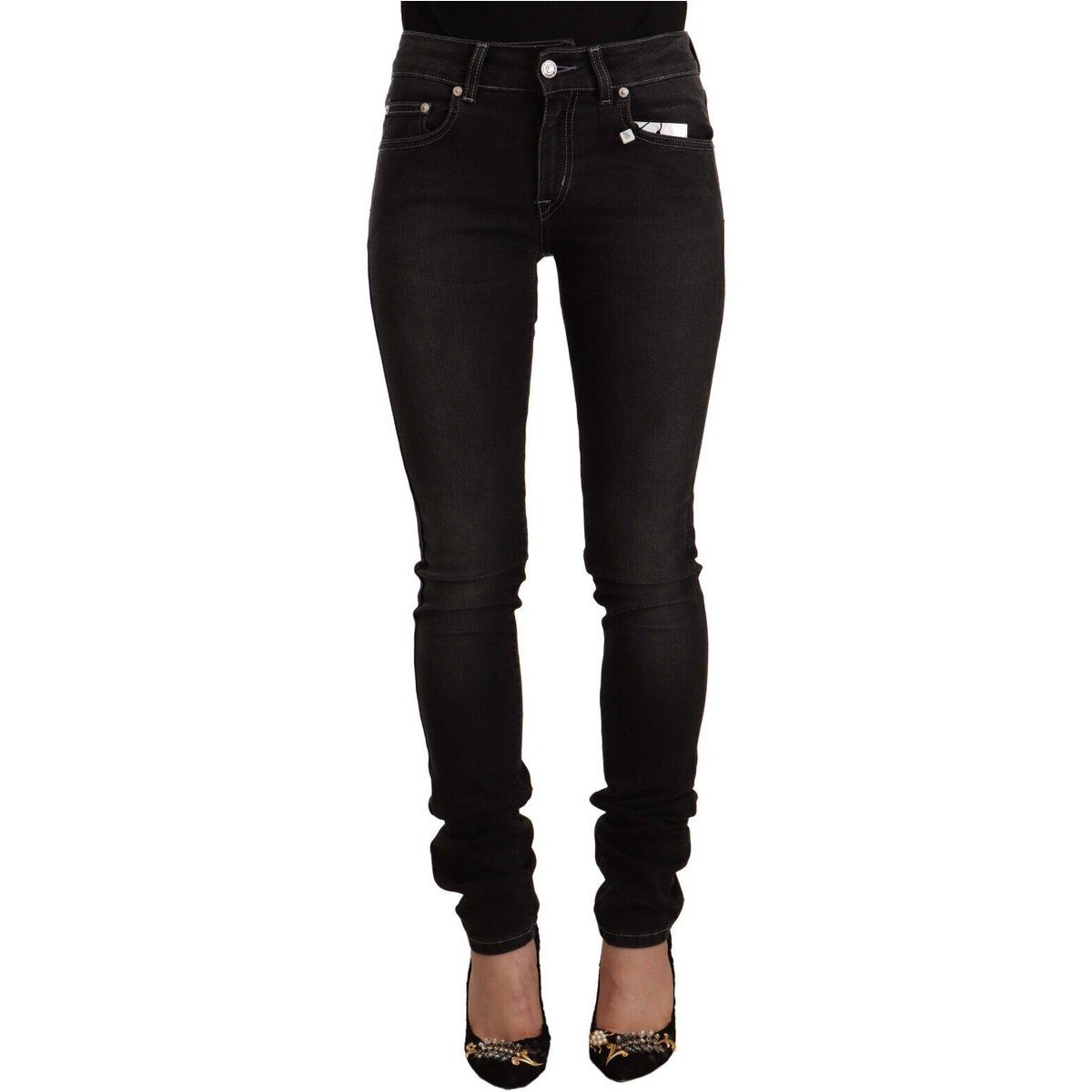 Schmal geschnittene schwarze Jeans