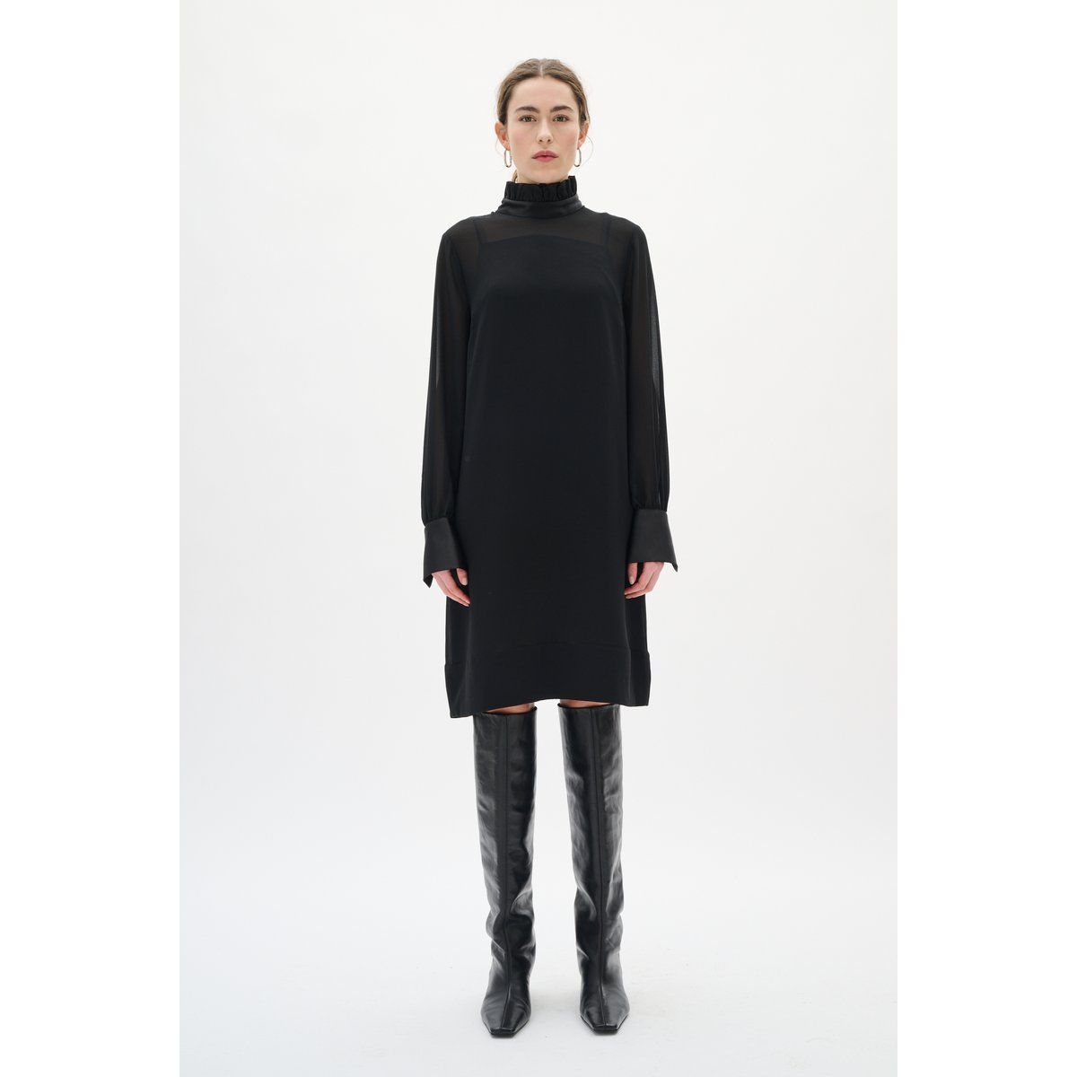 Gerade geschnittenes Kleid mit Rüschenkragen