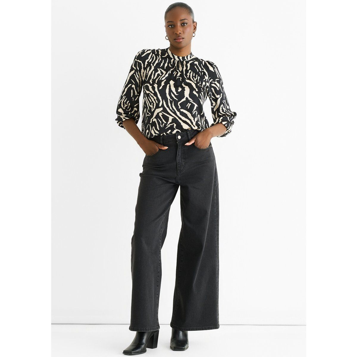 Satinbluse mit Stehkragen und Tierprint