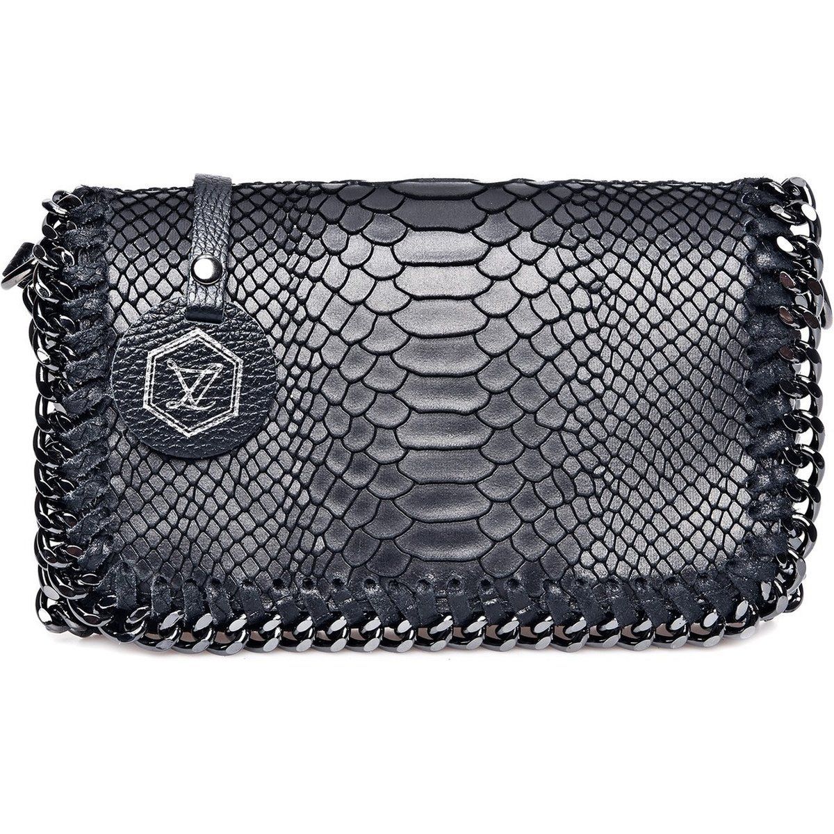 Lederclutch mit Kettenbesatz und Struktur