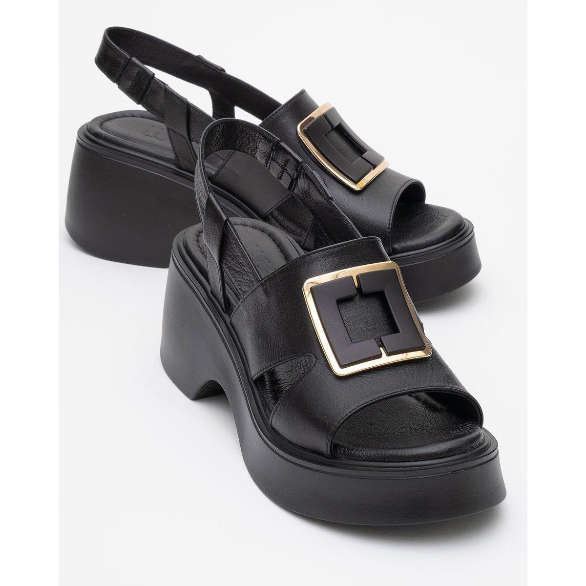 Plateau-Sandalen mit quadratischer Schnalle