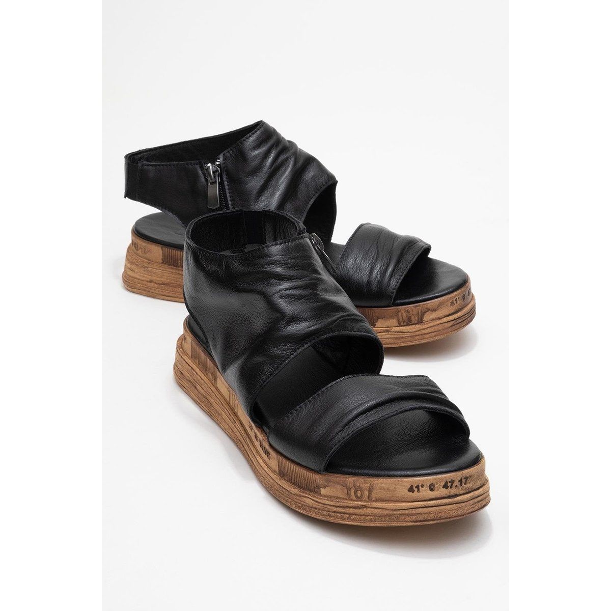 Leder-Plateausandalen mit Raffung und Reißverschluss