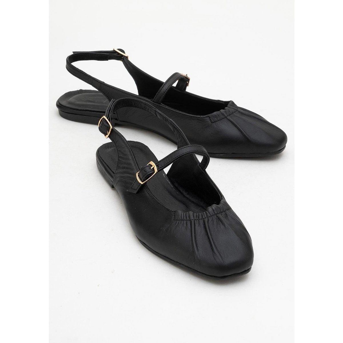 Minimalistische Leder-Slingbacks mit Zehenkappe