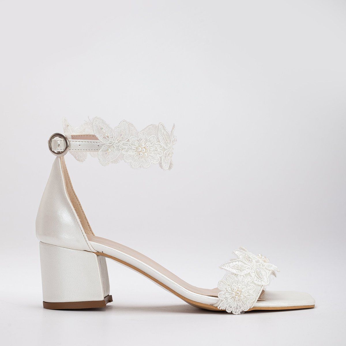 Brautsandalen mit floraler Spitzenapplikation
