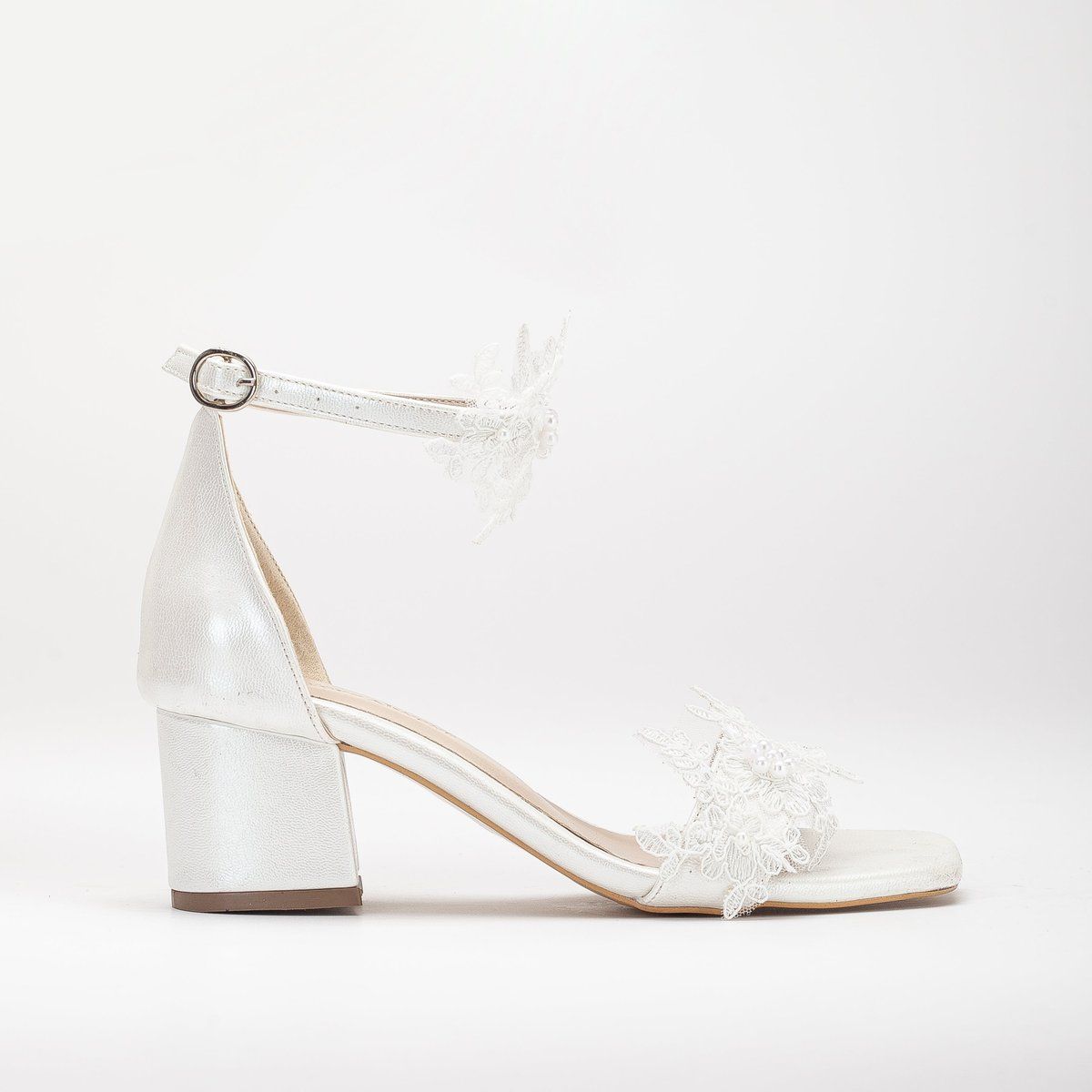 Blockabsatz-Sandalen mit floraler Spitze
