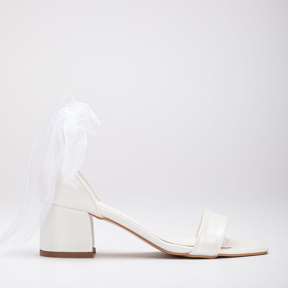 Blockabsatz-Sandalen mit Organza-Schleife