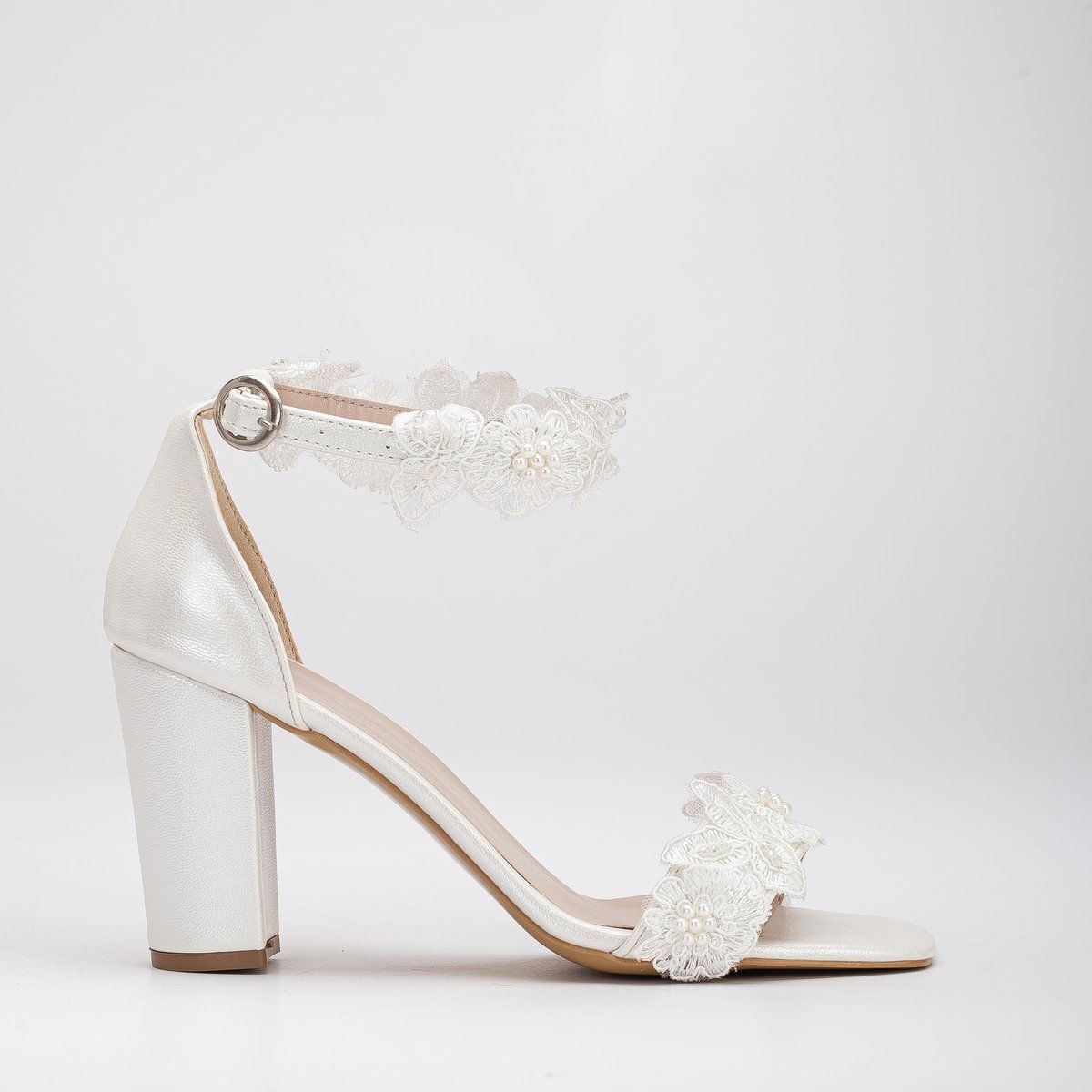 Elegante Brautsandalen mit Spitzenblumen