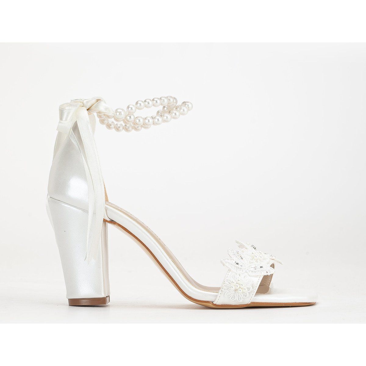 Elegante Sandalen mit Spitze und Perlen