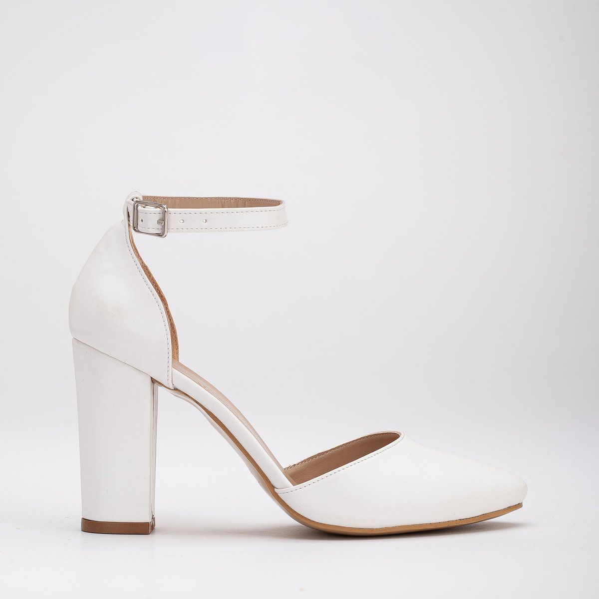 Pumps mit Blockabsatz und Fesselriemen