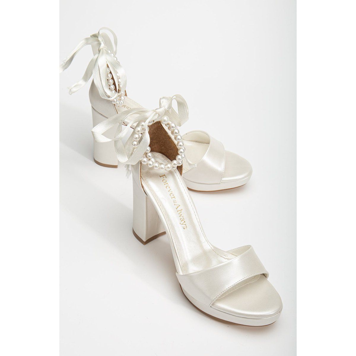 Plateau-Sandalen mit Perlenbesatz