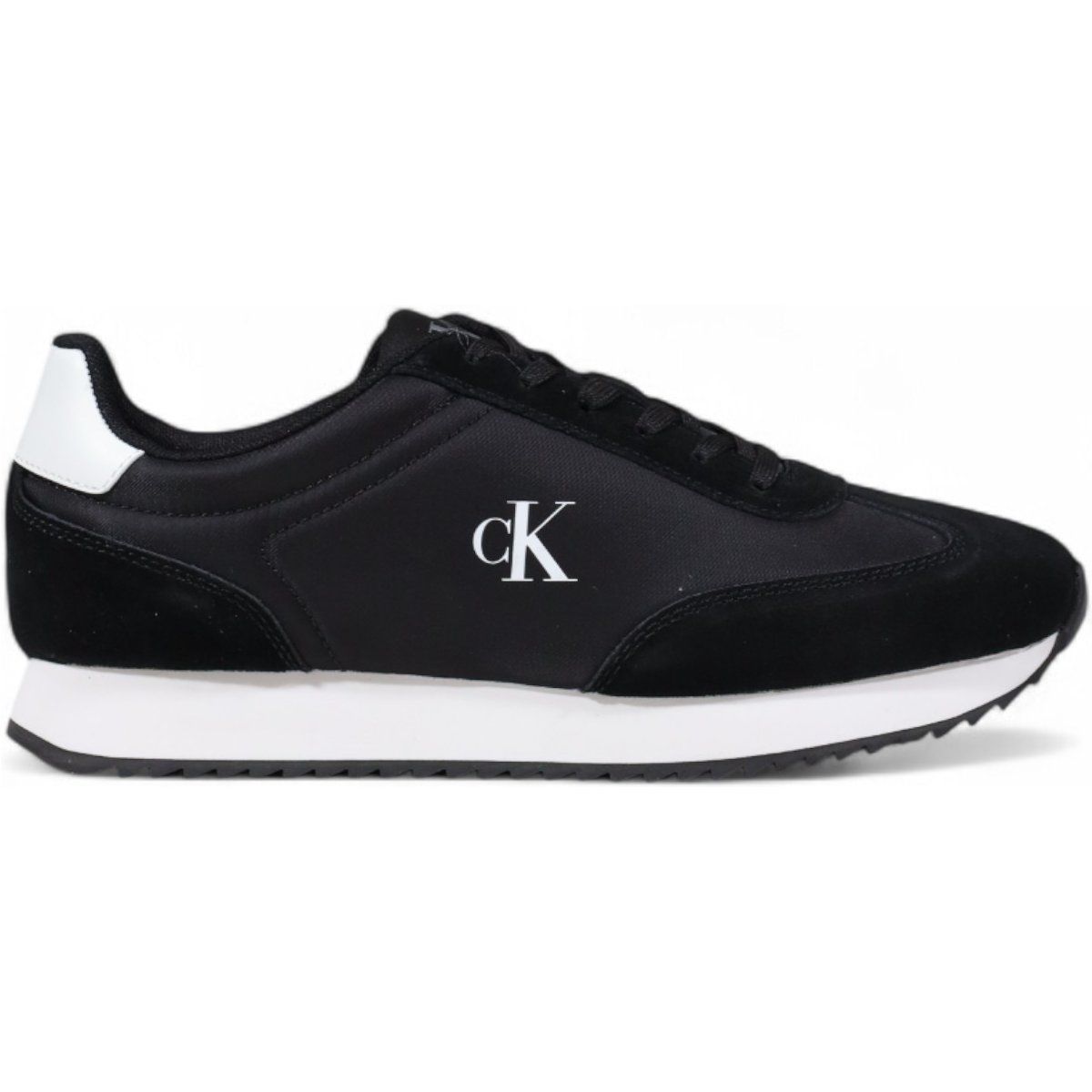 Klassische Sneaker aus Textil und Wildleder