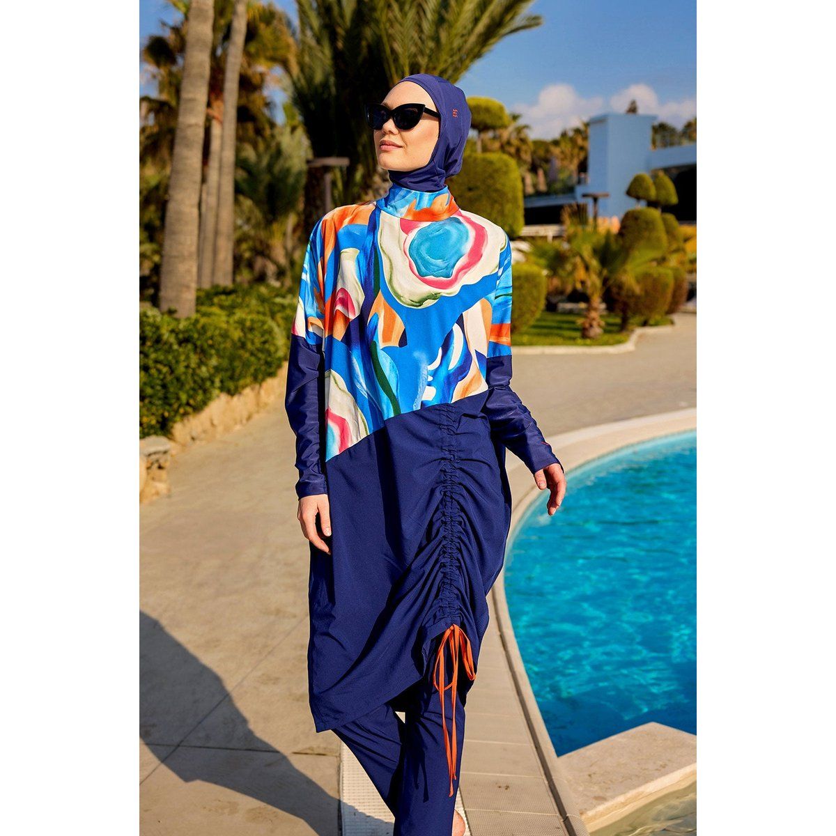 Vollbedeckender Burkini mit abstraktem Muster