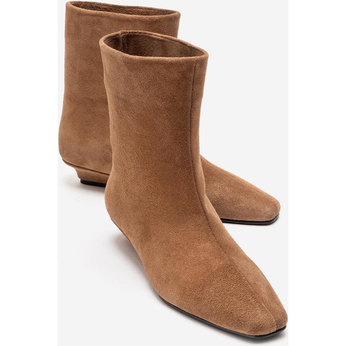 Minimalistische Wildlederboots mit Karree-Spitze
