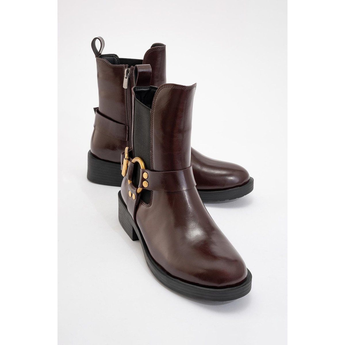 Polierte Stiefeletten mit Harness-Detail
