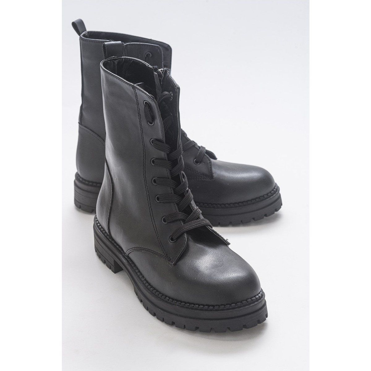 Minimalistische Schnürstiefel im Combat-Stil