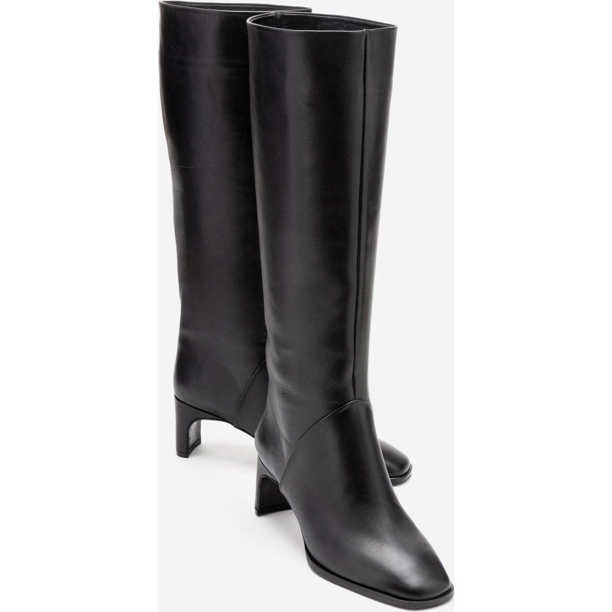 Minimalistische Lederstiefel mit Blockabsatz