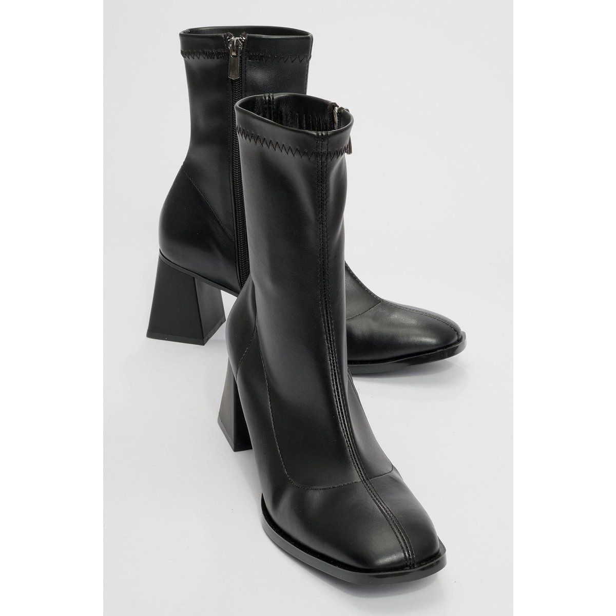 Stiefel mit Blockabsatz und Karree-Spitze