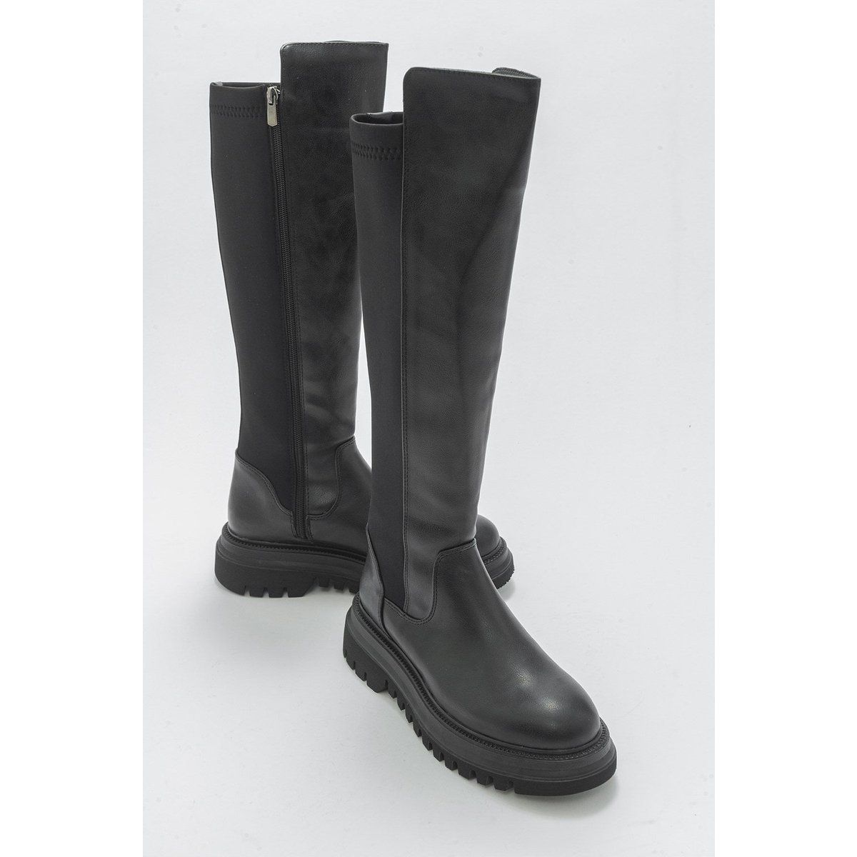 Kniehohe Stiefel mit Profilsohle