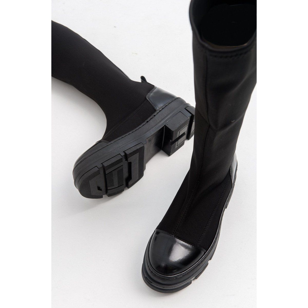 Kniehohe Stretch-Stiefel mit Profilsohle