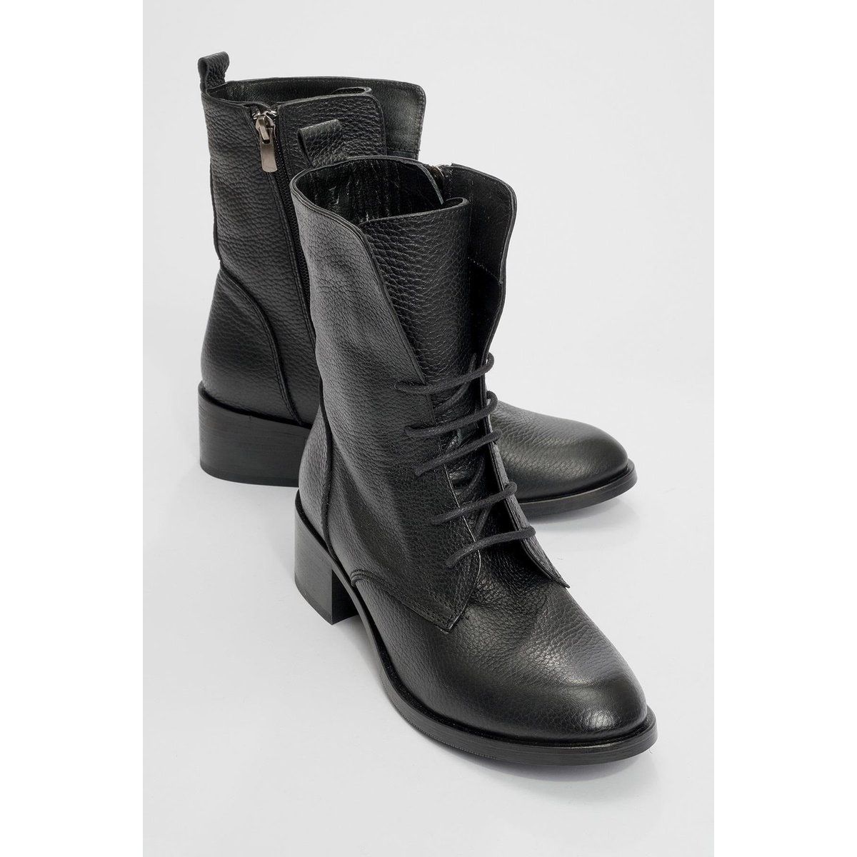 Schnürstiefeletten aus strukturiertem Leder