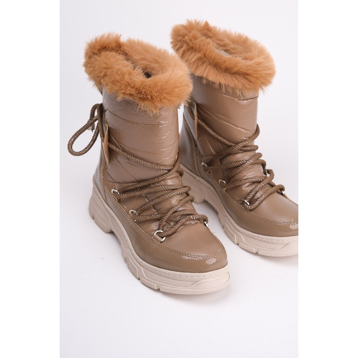 Glänzende Schneestiefel mit Kunstfell