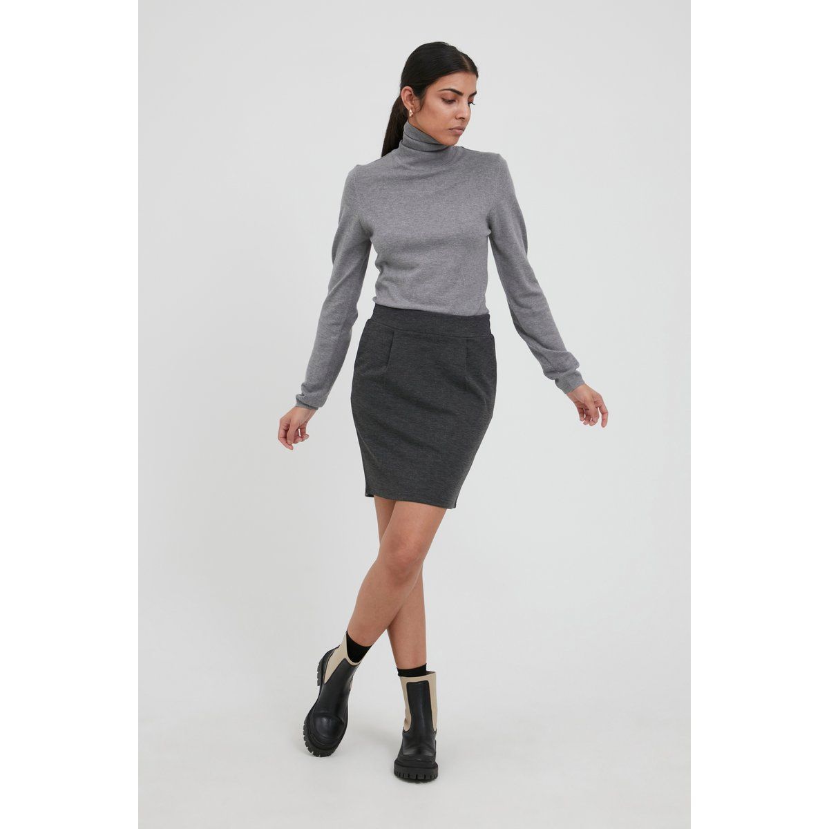 Klassischer eng anliegender Rollkragenpullover
