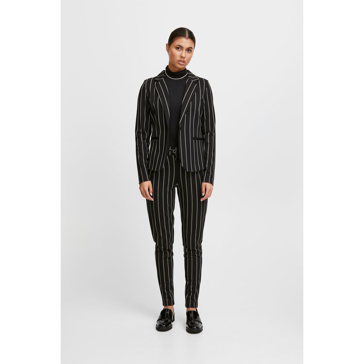 Taillierter gestreifter Blazer mit Reverskragen
