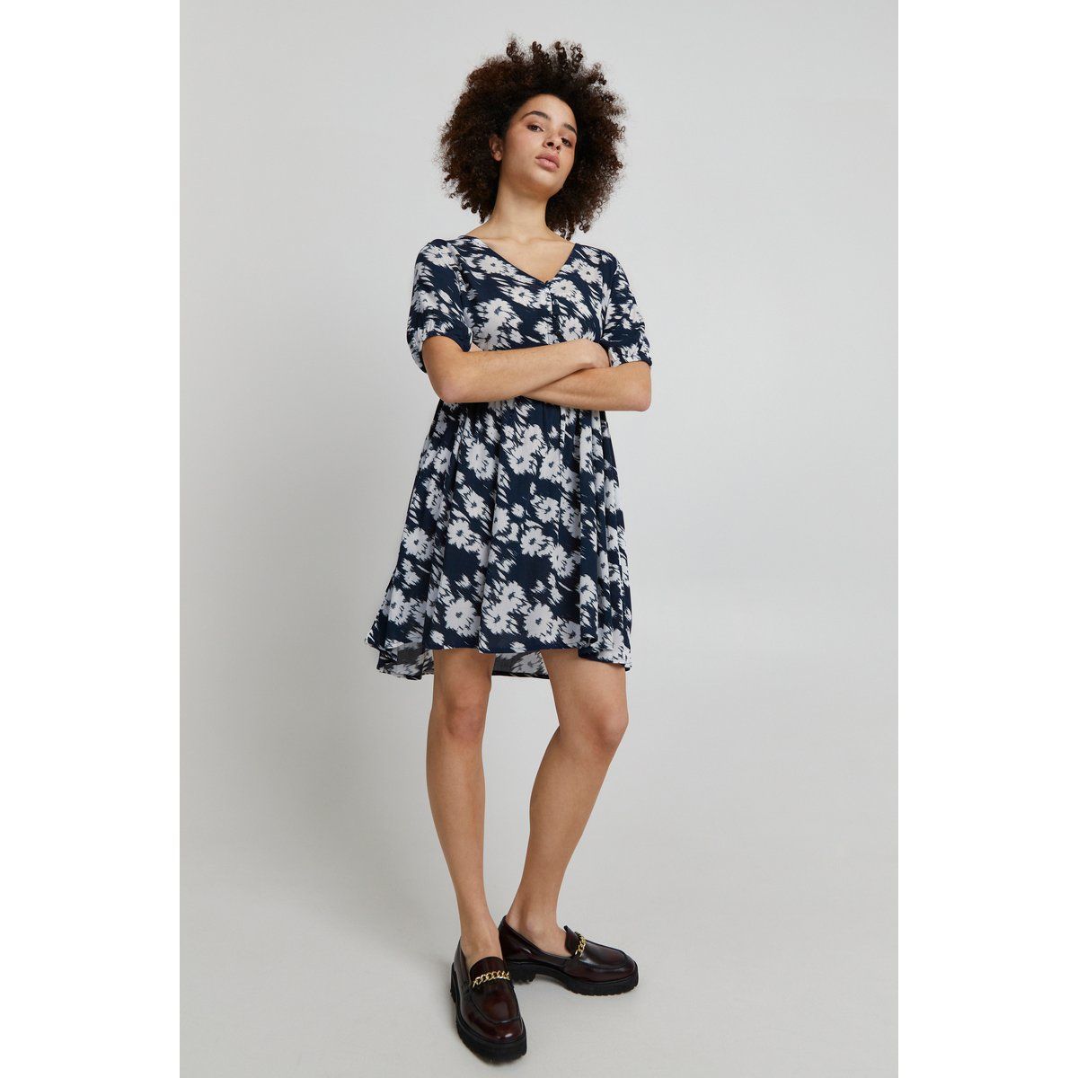 Kurzes Kleid mit abstraktem Muster