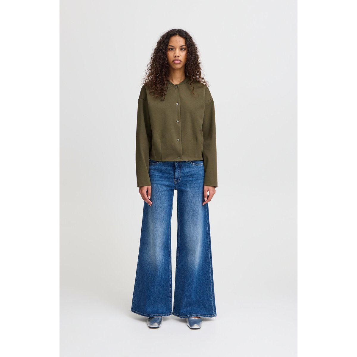 Minimalistische Kurzjacke mit Druckknöpfen