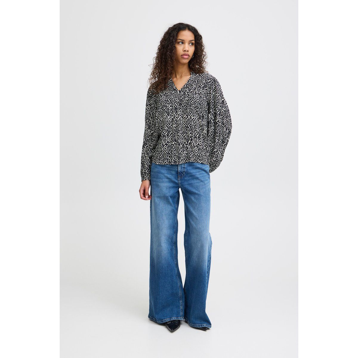 Geometrisch gemusterte V-Ausschnitt Bluse