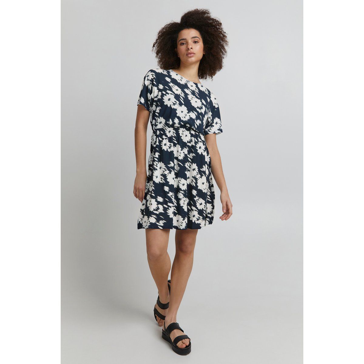 Kurzes Jerseykleid mit abstraktem Muster